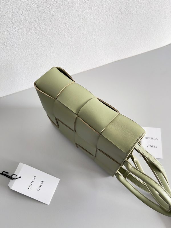 Contrefaçon Bottega Veneta Cassette Mini Tote Bag en Travertin – Image 2