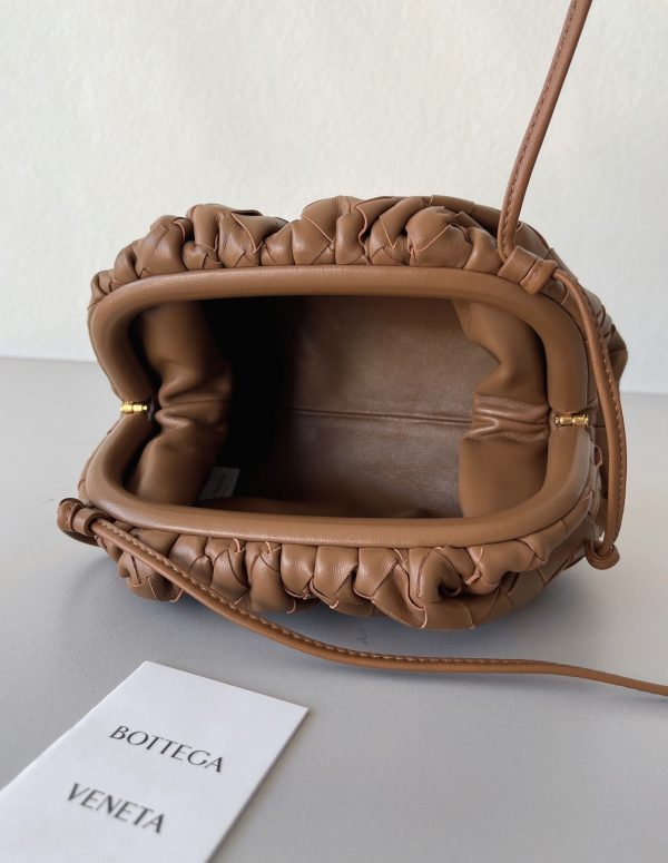 Faux Mini Pochette Bottega Veneta avec Sangle en Caramel – Image 4
