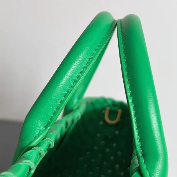 Fausse Bottega Veneta Cabat Mini en cuir d’agneau intrecciato vert – Image 7