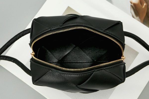 Contrefaçon mini sac Bottega Veneta Cassette Camera en Noir – Image 2