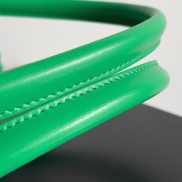 Réplique du sac Bottega Veneta Cabat Medium en cuir d’agneau intrecciato vert – Image 9