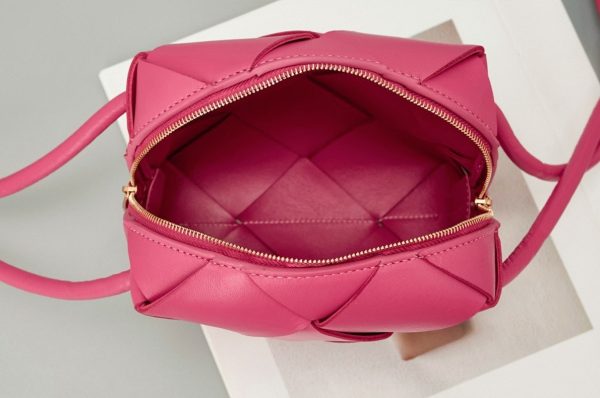 Faux mini sac Bottega Veneta Cassette Camera en Canneberge – Image 10