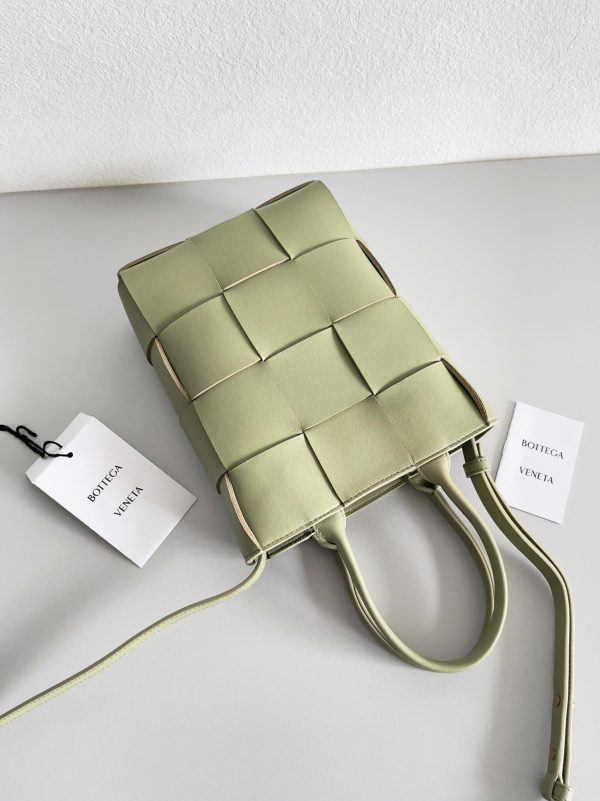 Contrefaçon Bottega Veneta Cassette Mini Tote Bag en Travertin – Image 4
