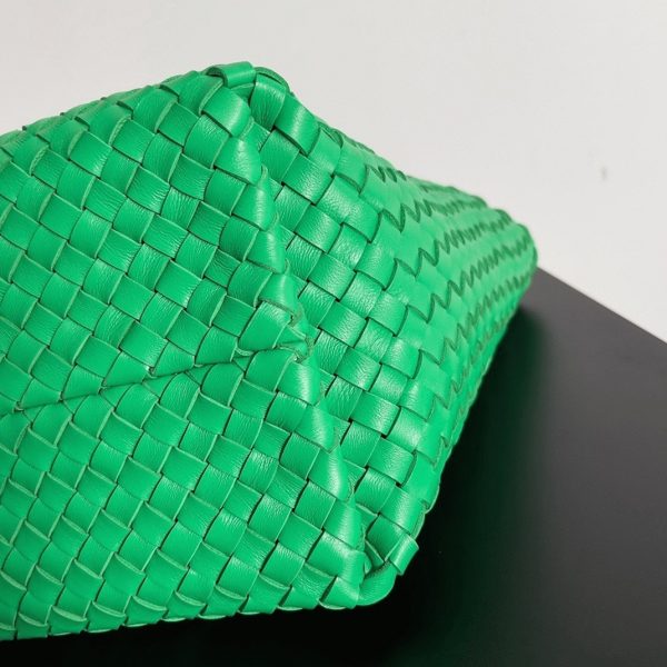 Réplique du sac Bottega Veneta Cabat Medium en cuir d’agneau intrecciato vert – Image 7