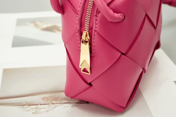 Faux mini sac Bottega Veneta Cassette Camera en Canneberge – Image 8
