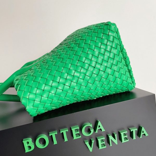 Réplique du sac Bottega Veneta Cabat Medium en cuir d’agneau intrecciato vert – Image 6