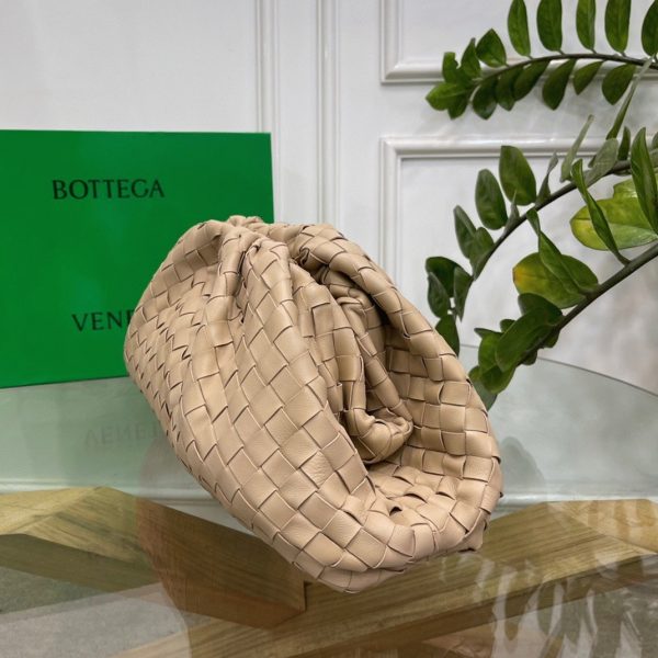 Réplique grand sac Bottega Veneta Pouch Clutch en Beige – Image 2