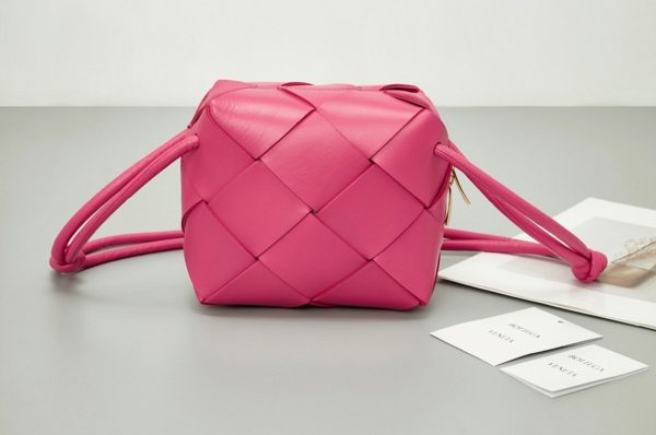 Faux mini sac Bottega Veneta Cassette Camera en Canneberge – Image 7