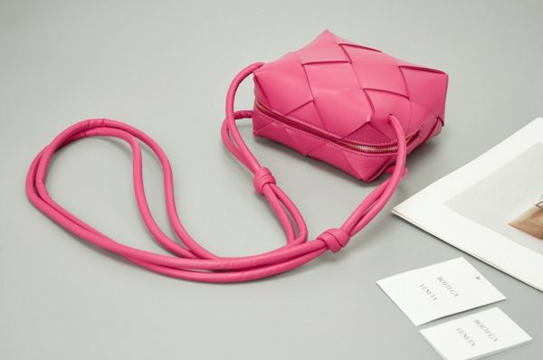 Faux mini sac Bottega Veneta Cassette Camera en Canneberge – Image 6
