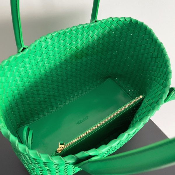 Réplique du sac Bottega Veneta Cabat Medium en cuir d’agneau intrecciato vert – Image 5