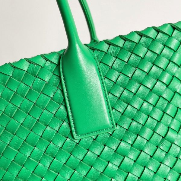 Réplique du sac Bottega Veneta Cabat Medium en cuir d’agneau intrecciato vert – Image 4