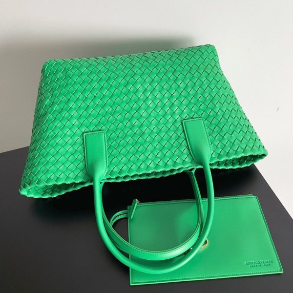 Réplique du sac Bottega Veneta Cabat Medium en cuir d’agneau intrecciato vert – Image 3