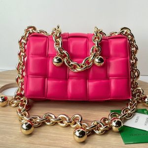 Contrefaçon du sac Bottega Veneta Chain Cassette en Lollipop