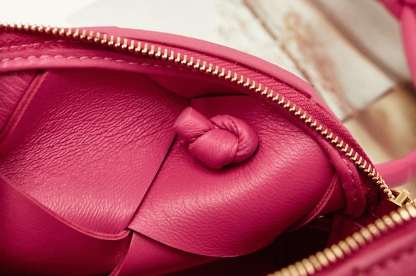 Faux mini sac Bottega Veneta Cassette Camera en Canneberge – Image 3