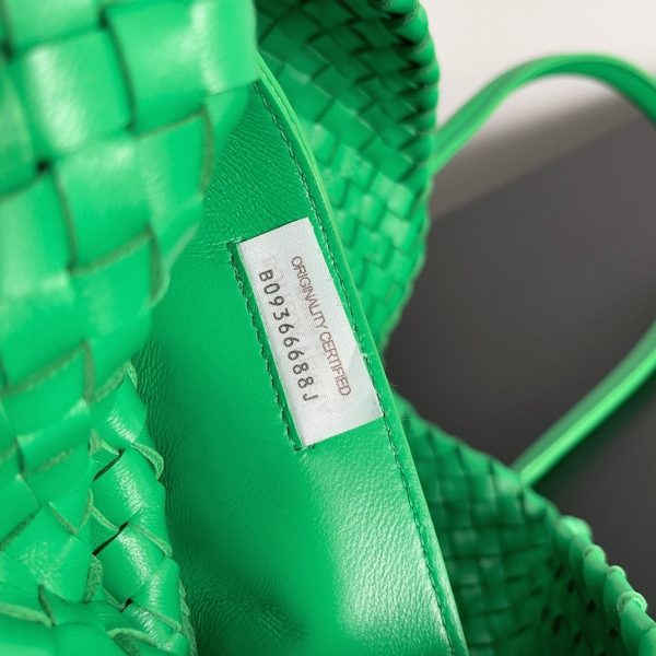 Réplique du sac Bottega Veneta Cabat Medium en cuir d’agneau intrecciato vert – Image 2