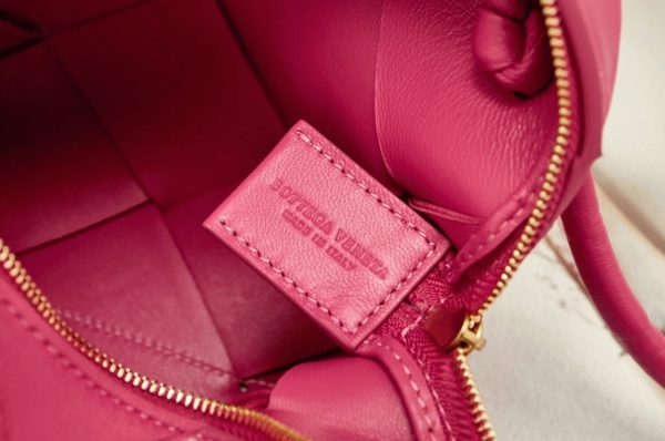 Faux mini sac Bottega Veneta Cassette Camera en Canneberge – Image 2