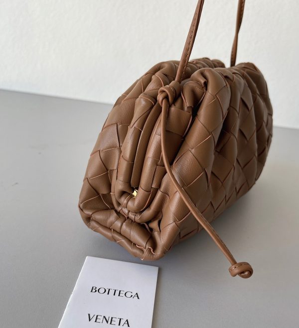 Faux Mini Pochette Bottega Veneta avec Sangle en Caramel – Image 3