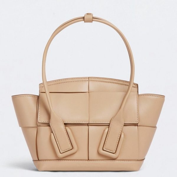Réplique du sac Bottega Veneta Arco Mini en cuir de veau intrecciato beige