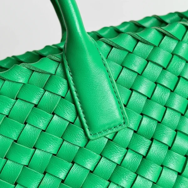 Fausse Bottega Veneta Cabat Mini en cuir d’agneau intrecciato vert – Image 6