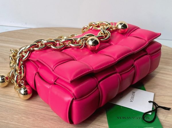 Contrefaçon du sac Bottega Veneta Chain Cassette en Lollipop – Image 5