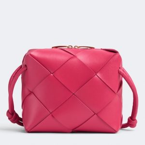 Faux mini sac Bottega Veneta Cassette Camera en Canneberge