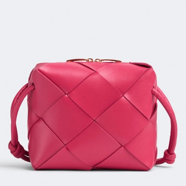 Faux mini sac Bottega Veneta Cassette Camera en Canneberge