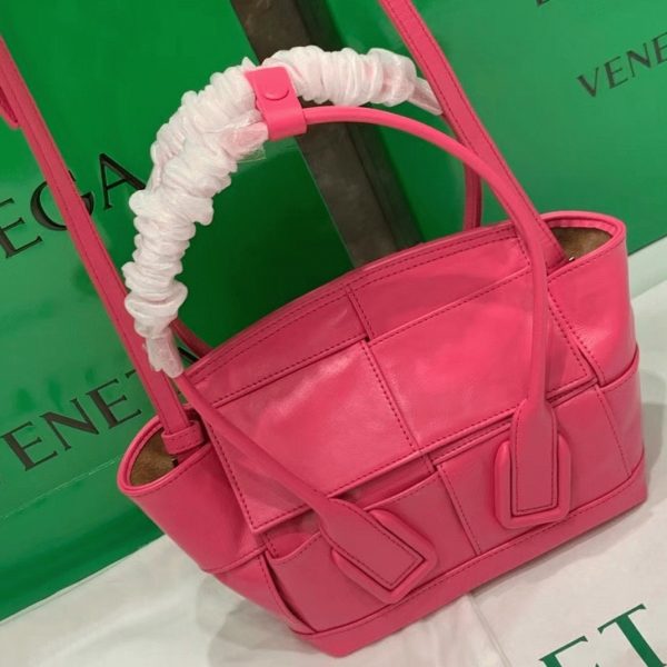 Contrefaçon précédente du sac Bottega Veneta Arco Mini en rose – Image 10