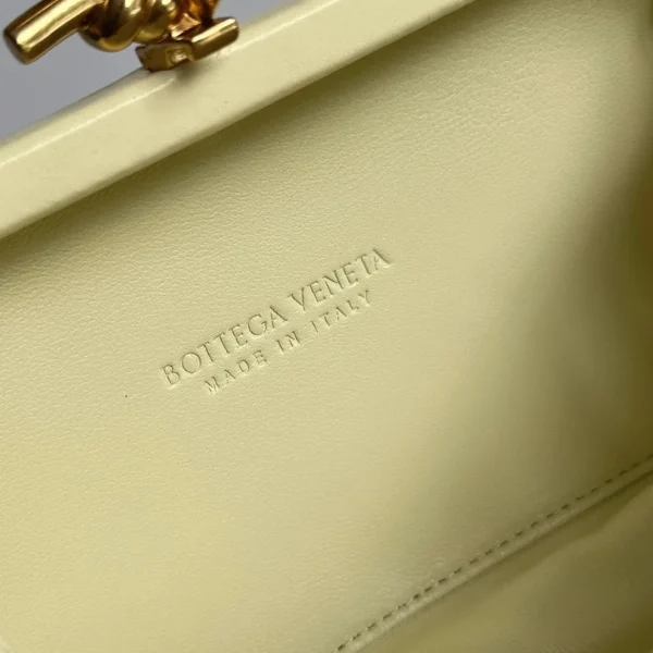 Réplique Bottega Veneta Knot Minaudiere Clutch en Foulard Glace – Image 8