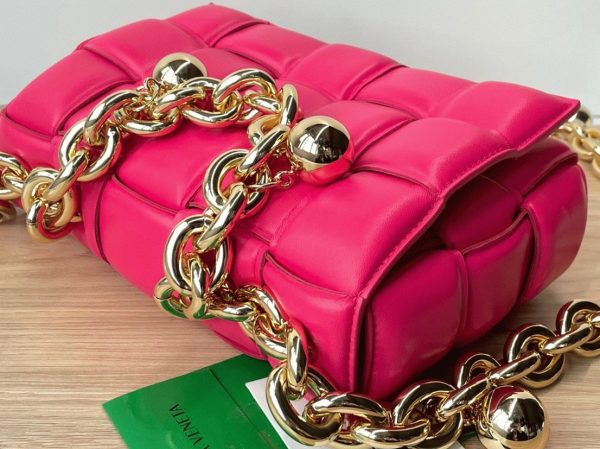 Contrefaçon du sac Bottega Veneta Chain Cassette en Lollipop – Image 4
