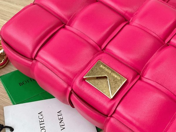 Contrefaçon du sac Bottega Veneta Chain Cassette en Lollipop – Image 3