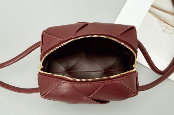 Réplique mini sac Bottega Veneta Cassette Camera en Bordeaux – Image 9