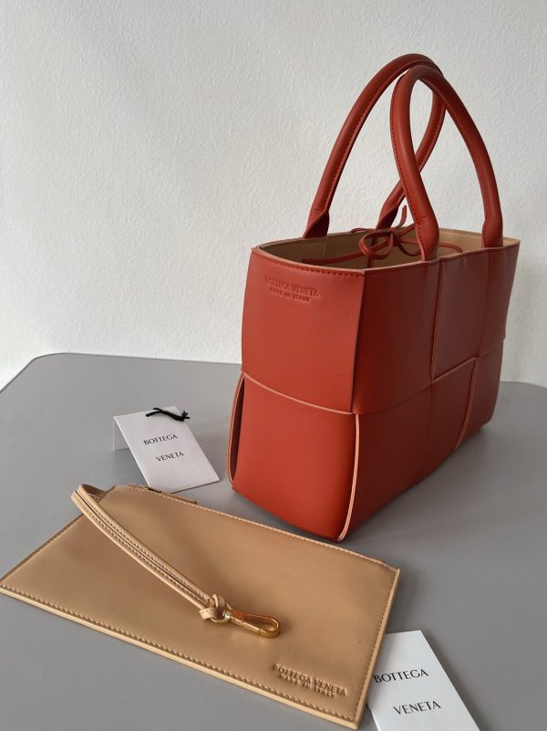 Fausse Bottega Veneta Arco Small Tote en Érable – Image 7