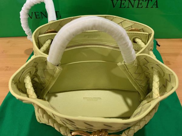 Faux petit sac Bottega Veneta Andiamo en Crème Glacée – Image 7