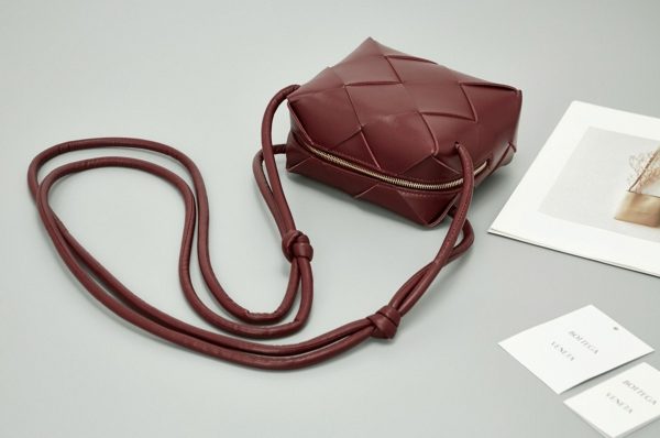 Réplique mini sac Bottega Veneta Cassette Camera en Bordeaux – Image 7