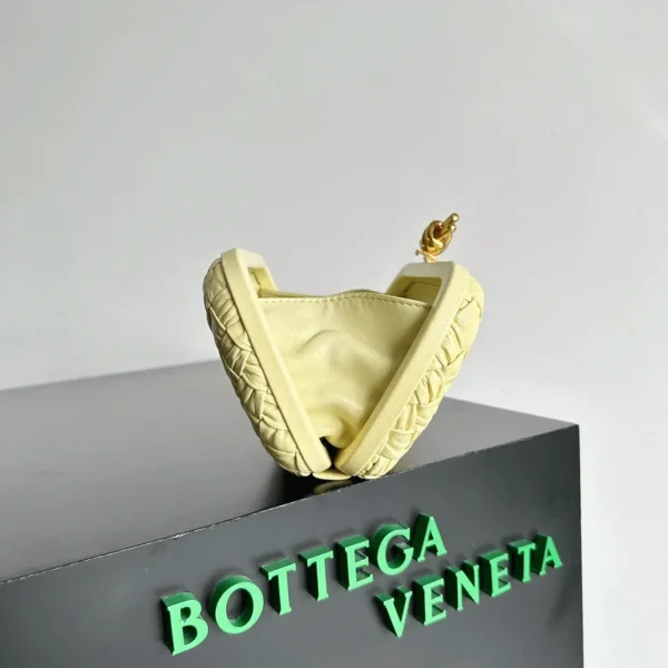 Réplique Bottega Veneta Knot Minaudiere Clutch en Foulard Glace – Image 4
