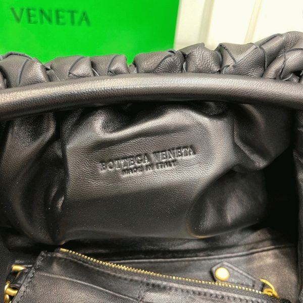 Contrefaçon grand sac Bottega Veneta Pouch Clutch en Noir – Image 9