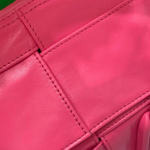 Contrefaçon précédente du sac Bottega Veneta Arco Mini en rose – Image 5