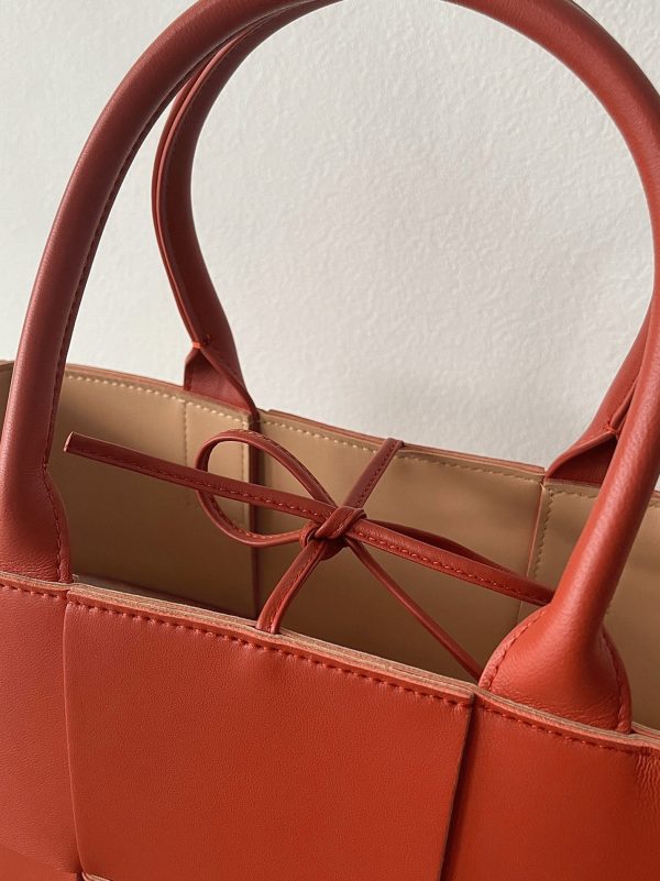 Fausse Bottega Veneta Arco Small Tote en Érable – Image 10