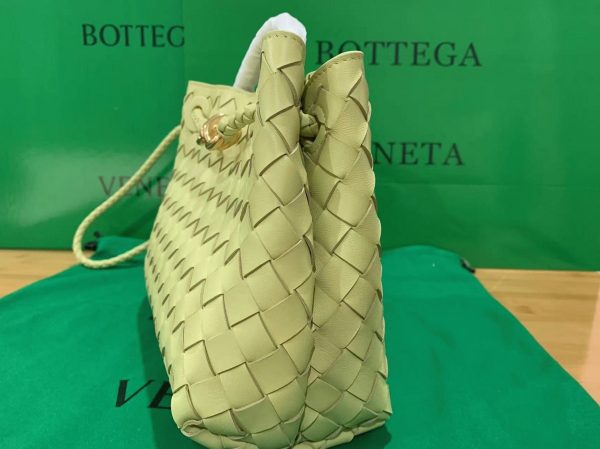 Faux petit sac Bottega Veneta Andiamo en Crème Glacée – Image 4