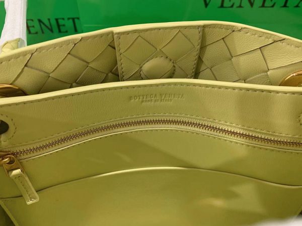Faux petit sac Bottega Veneta Andiamo en Crème Glacée – Image 3