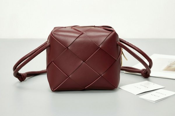 Réplique mini sac Bottega Veneta Cassette Camera en Bordeaux – Image 4