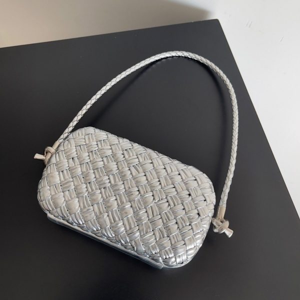 Fausse Bottega Veneta Knot Minaudiere sur Bandoulière en Cuir Laminé Intreccio Argenté – Image 9