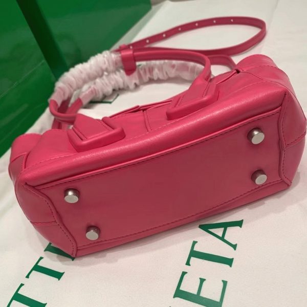 Contrefaçon précédente du sac Bottega Veneta Arco Mini en rose – Image 3
