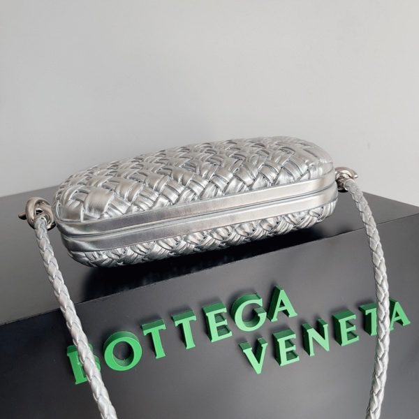 Fausse Bottega Veneta Knot Minaudiere sur Bandoulière en Cuir Laminé Intreccio Argenté – Image 8