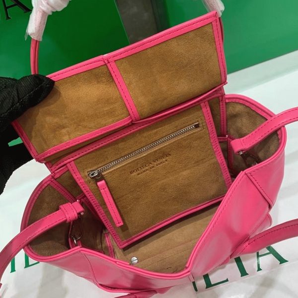 Contrefaçon précédente du sac Bottega Veneta Arco Mini en rose – Image 2