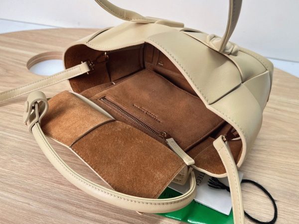 Réplique du sac Bottega Veneta Arco Mini en cuir de veau intrecciato beige – Image 5