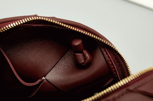 Réplique mini sac Bottega Veneta Cassette Camera en Bordeaux – Image 2