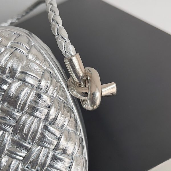 Fausse Bottega Veneta Knot Minaudiere sur Bandoulière en Cuir Laminé Intreccio Argenté – Image 7