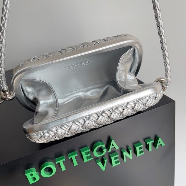 Fausse Bottega Veneta Knot Minaudiere sur Bandoulière en Cuir Laminé Intreccio Argenté – Image 6