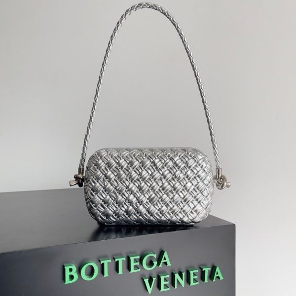 Fausse Bottega Veneta Knot Minaudiere sur Bandoulière en Cuir Laminé Intreccio Argenté – Image 5